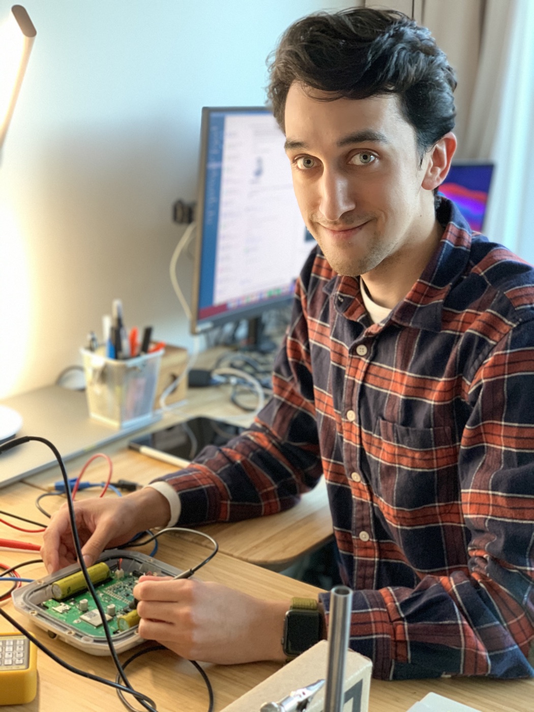 Michaël Devid meet aan de printplaat van de PadelPlay-padelsensor