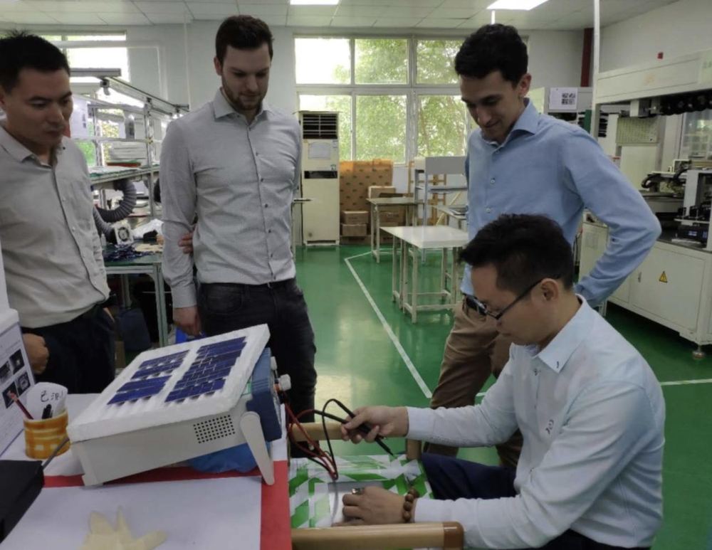 Zonnepanelen sourcen voor de Xeelas-solarunit.
