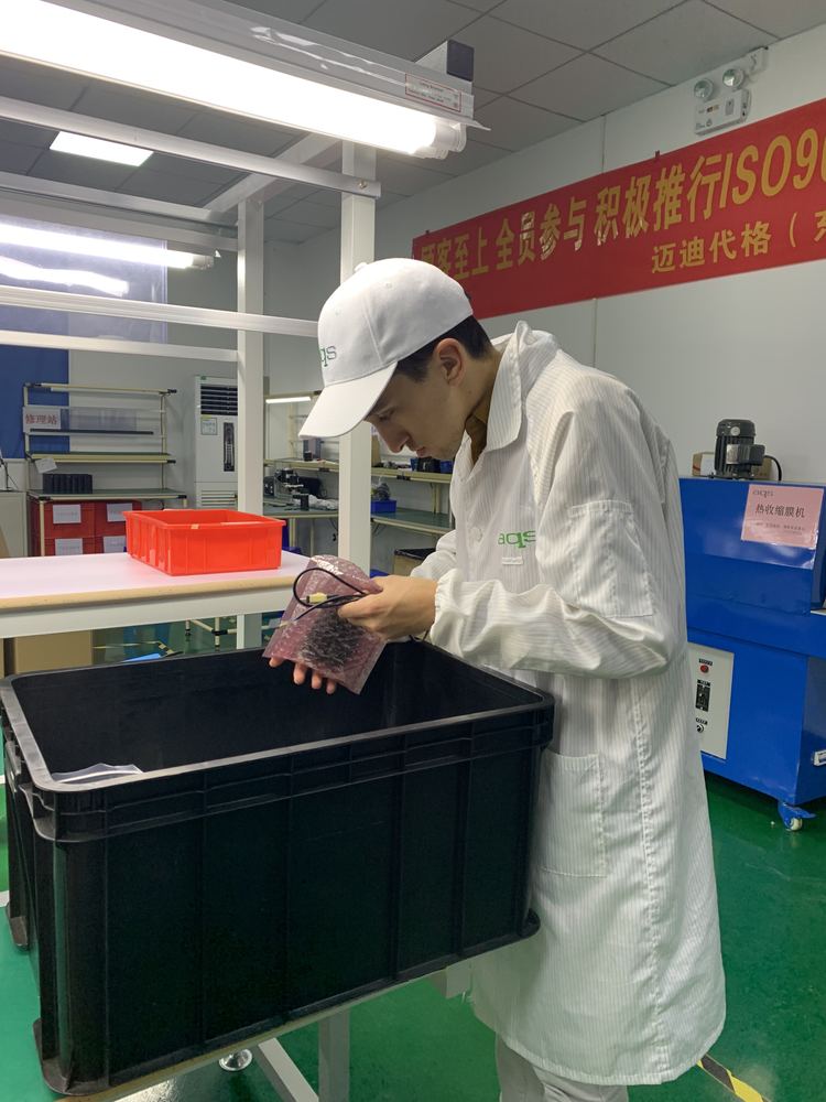 Product inspecteren op de fabrieksvloer.