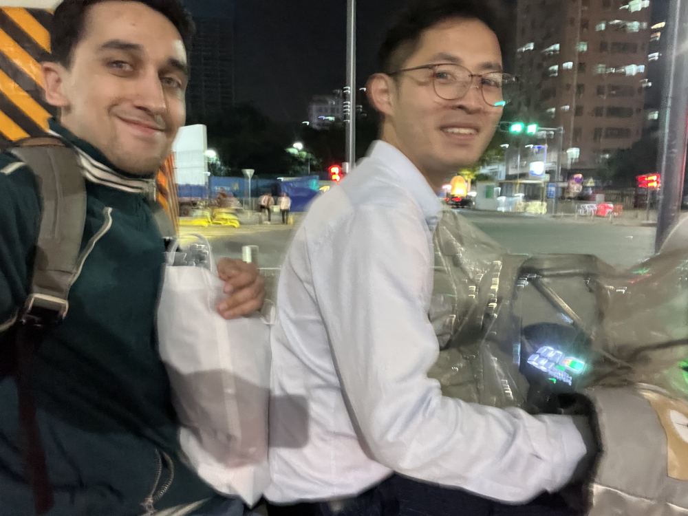 Partners worden vrienden. Niets gaat boven een scooter in Shenzhen.