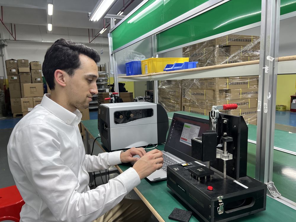 PCBA-testen en labelprinten in de fabriek.