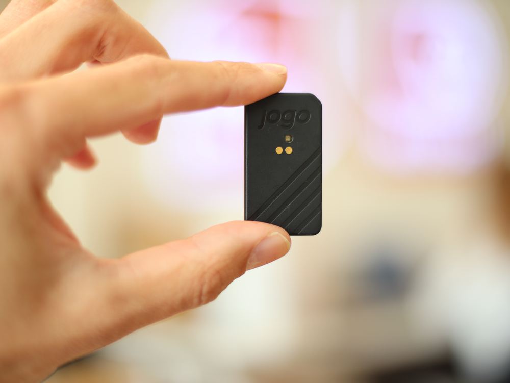 De sensor in mijn hand — klein genoeg om in de schoen te verdwijnen.