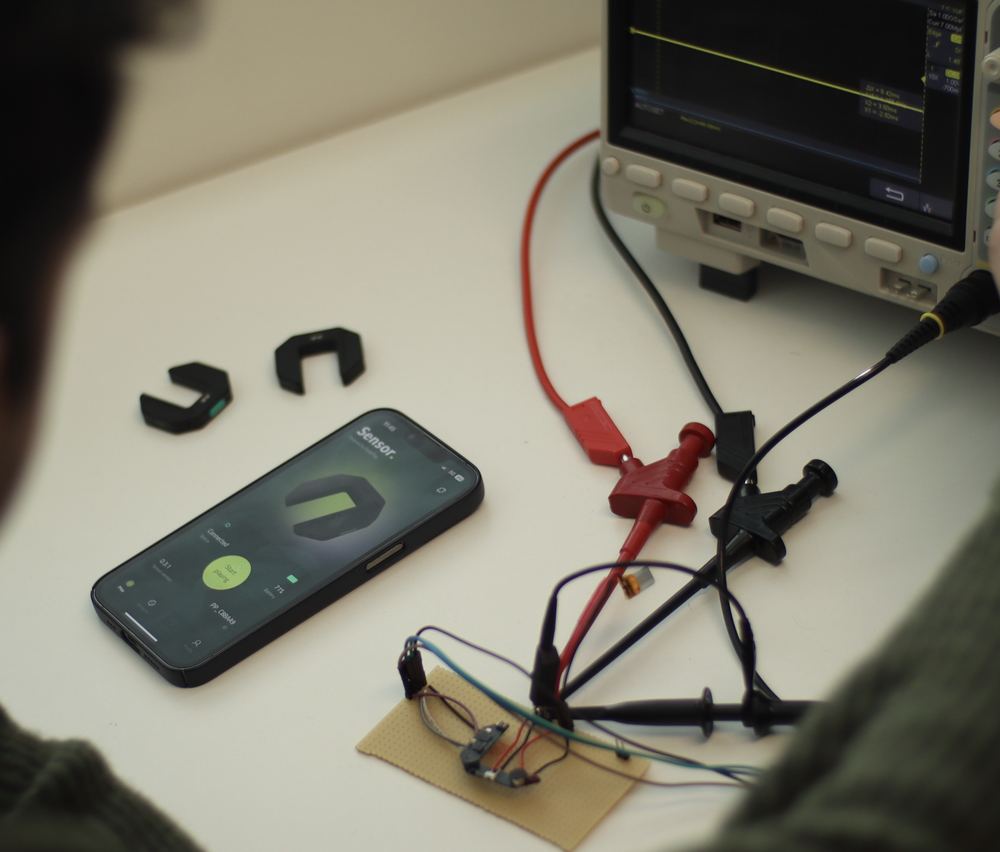Sensor, app en scope — de hele stack op één tafel.