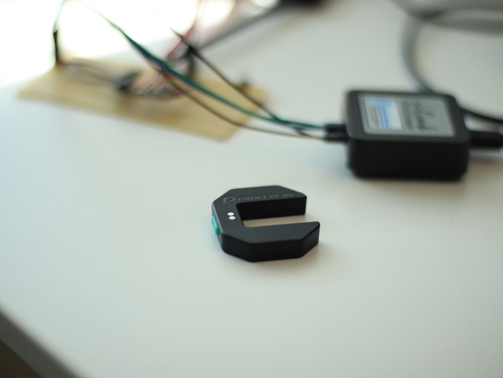 De PadelPlay-sensor op de meettafel — eerste hardware bring-up.